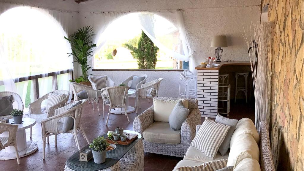Posedenie v ubytovaní Spacious villa in Can Trabal with private pool and jacuzzi 980 m²