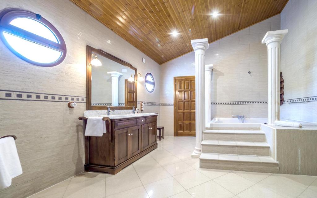 Kúpeľňa v ubytovaní Spacious villa in Can Trabal with private pool and jacuzzi 980 m²