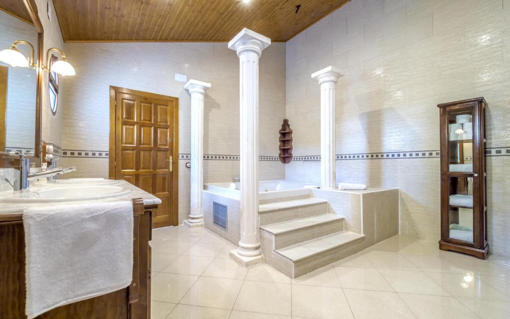 Kúpeľňa v ubytovaní Spacious villa in Can Trabal with private pool and jacuzzi 980 m²