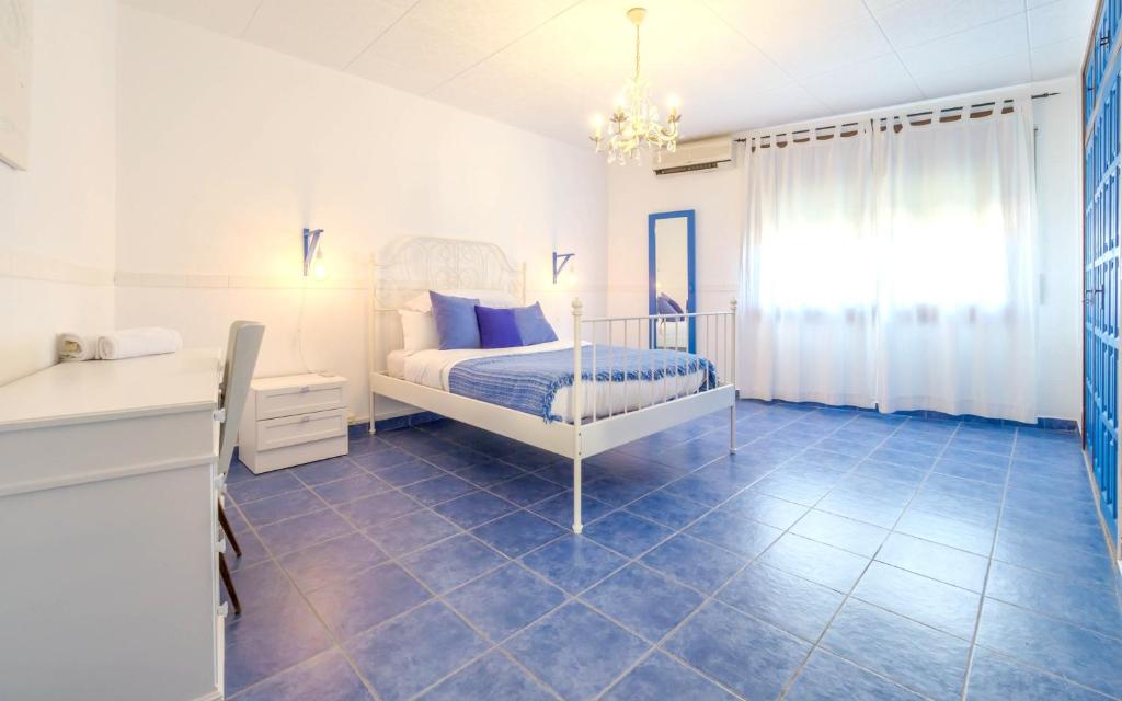 Posteľ alebo postele v izbe v ubytovaní Spacious villa in Can Trabal with private pool and jacuzzi 980 m²
