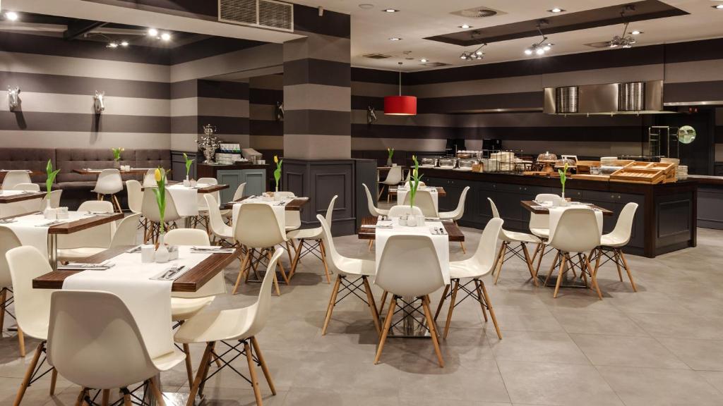 Reštaurácia alebo iné gastronomické zariadenie v ubytovaní Qubus Hotel Bydgoszcz