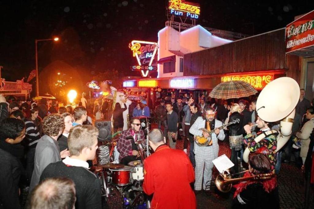 Eine Menschenmenge steht nachts auf der Straße. in der Unterkunft Luxurious villa in Albufeira with pool in Albufeira