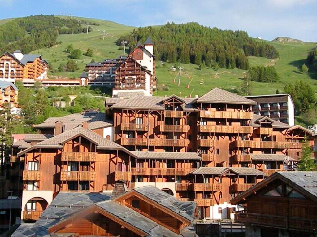 een groep appartementsgebouwen in een stad bij Studio accueillant aux Deux Alpes de 21 m² avec vue montagne in Les Deux Alpes