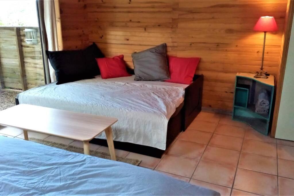 Postel nebo postele na pokoji v ubytování Studio 32m2 - dans propriété avec vue imprenable sur le Lac du Salagou