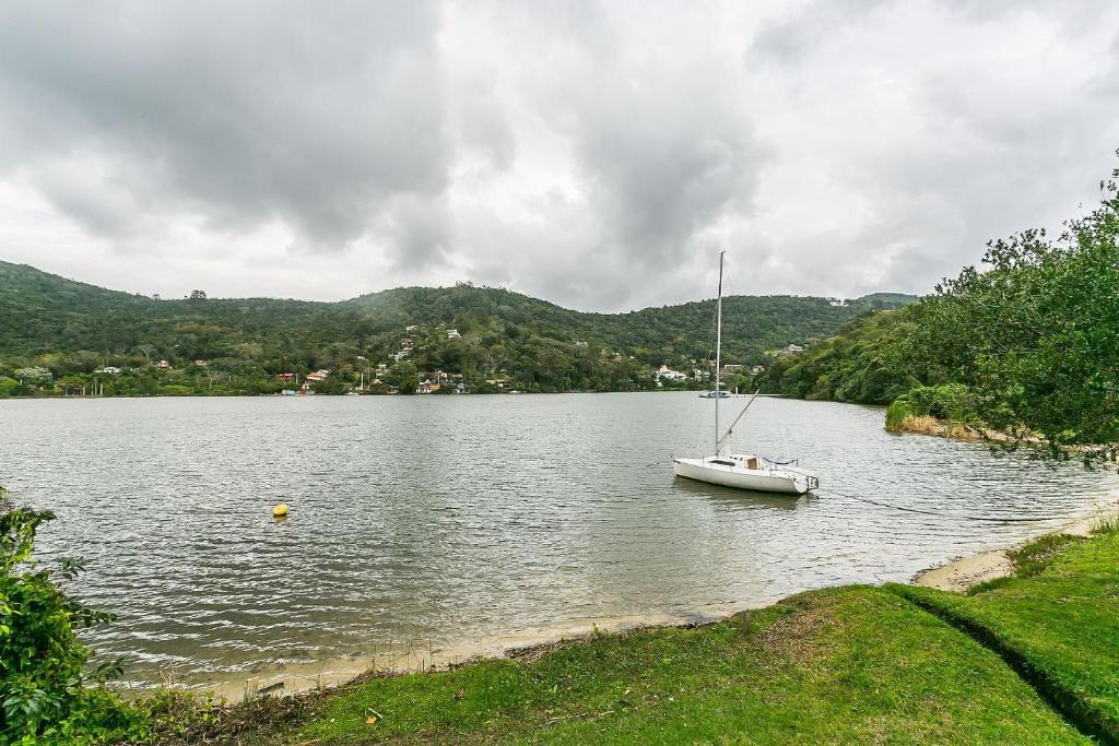  Linda casa em condomínio super seguro na Lagoa da Conceição