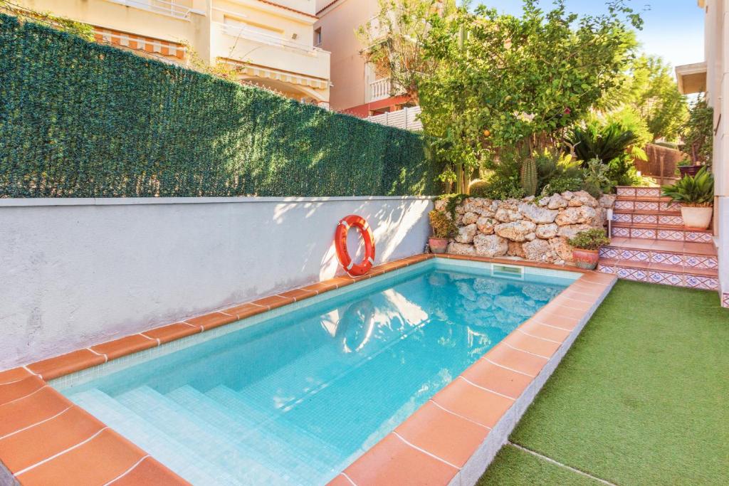 Swimmingpoolen hos eller tæt på 4 bedrooms villa at Torredembarra 160 m away from the beach with sea view private pool and enclosed garden