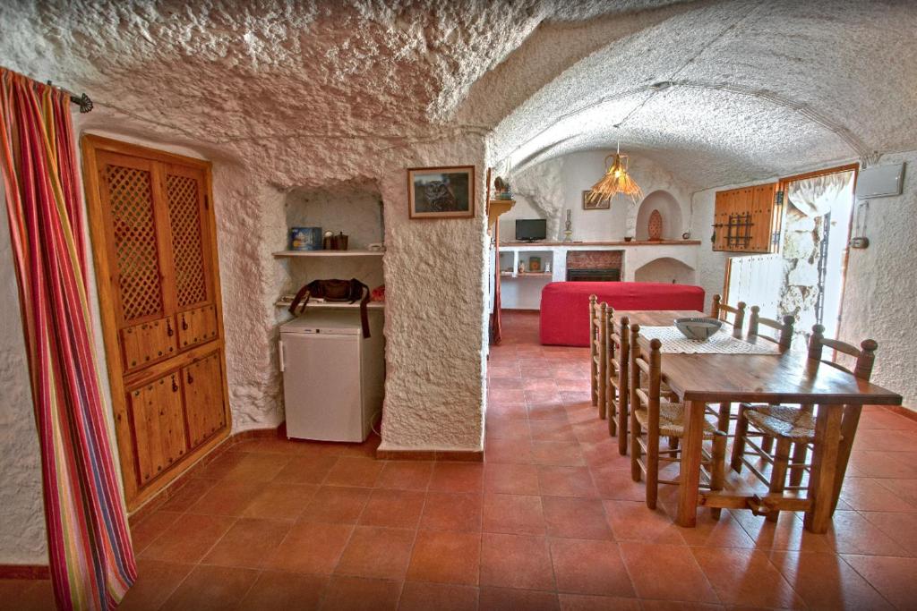 Kuchyňa alebo kuchynka v ubytovaní Charming rental with shared pool in Gorafe