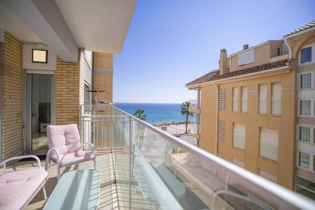 einen Balkon mit Stühlen und Meerblick in der Unterkunft Beautiful Two Bedroom Apartment next to the beachfront in La Horadada