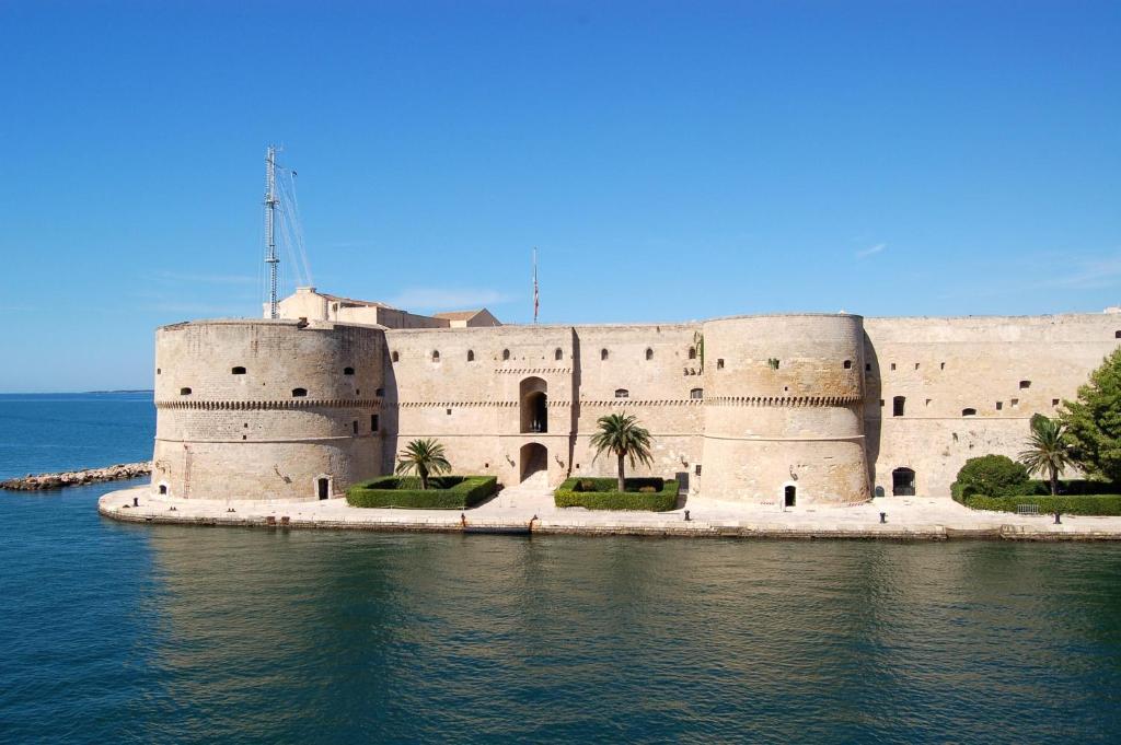 un château sur une île dans l'eau dans l'établissement One bedroom apartement with wifi at Taranto, à Tarente