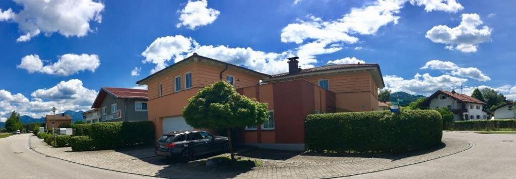 un coche aparcado delante de una casa en Appartement Joli, en Bernau am Chiemsee