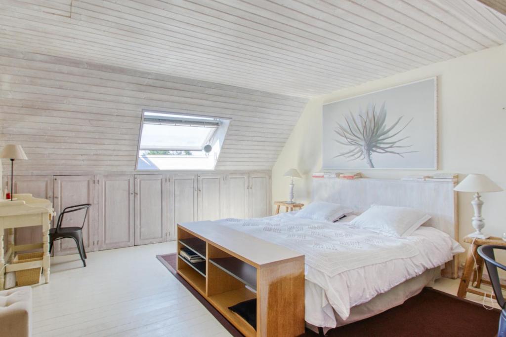a bedroom with a bed and a desk and a window at Maison de 3 chambres avec vue sur la mer jardin clos et wifi a Regneville sur Mer a 2 km de la plage in Regnéville-sur-Mer