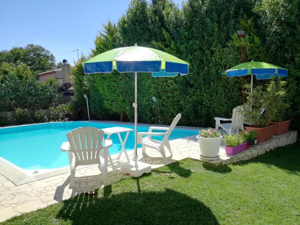 Der Swimmingpool an oder in der Nähe von 2 bedrooms villa with shared pool furnished garden and wifi at Ragusa