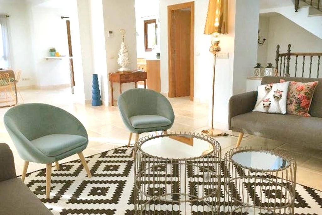Posedenie v ubytovaní Elegant Villa Marbella + Pool