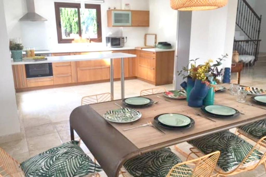 Kuchyňa alebo kuchynka v ubytovaní Elegant Villa Marbella + Pool