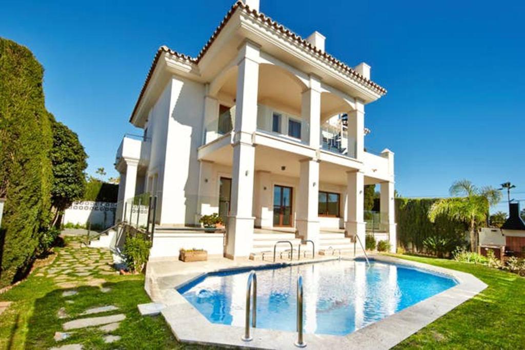 Imagen de la galería de 5 bedrooms villa with private pool jacuzzi and furnished terrace at Marbella, en Marbella