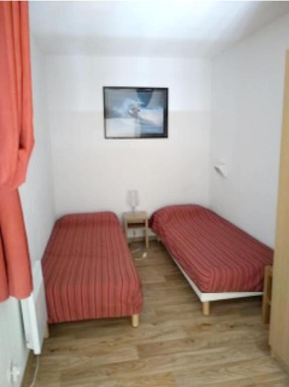 a room with two beds in a room at Appartement de 2 chambres avec vue sur la ville piscine partagee et terrasse a La foux d&#39;Allos in La Foux