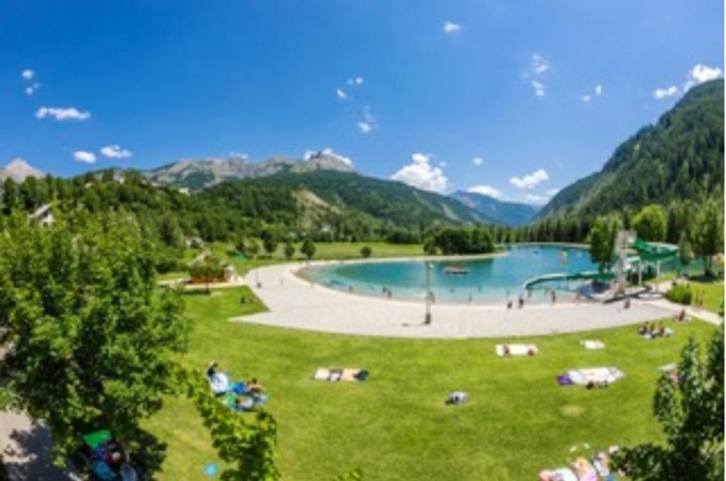 Gallery image of Appartement de 2 chambres avec vue sur la ville piscine partagee et terrasse a La foux d&#39;Allos in La Foux