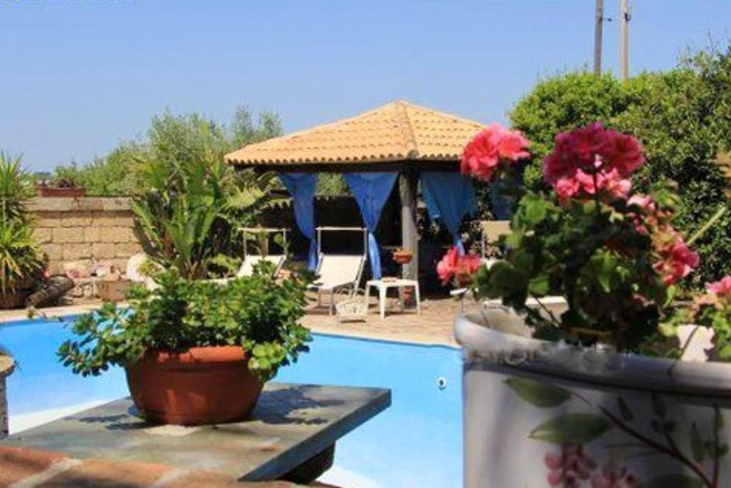 Piscina di 2 bedrooms appartement with shared pool enclosed garden and wifi at Castrignano del Capo o nelle vicinanze