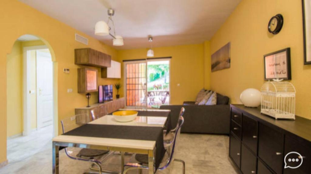 Posedenie v ubytovaní Spacious Apartment in Marbella, Pool