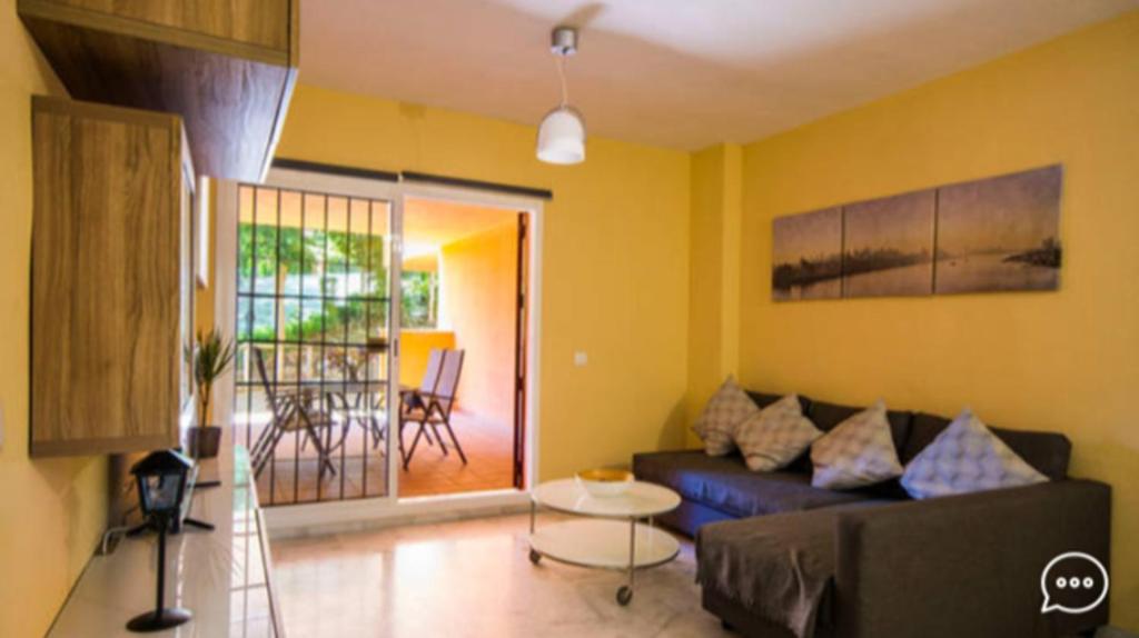 Posedenie v ubytovaní Spacious Apartment in Marbella, Pool