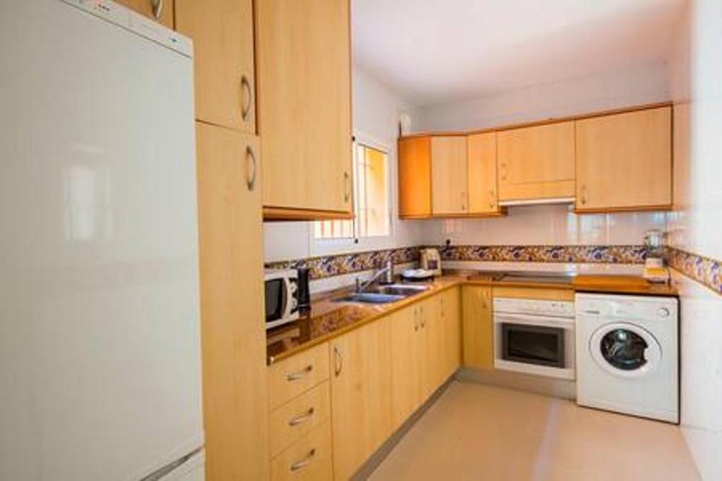 Kuchyňa alebo kuchynka v ubytovaní Spacious Apartment in Marbella, Pool