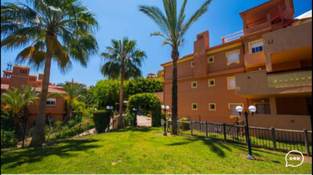 Vonkajšia záhrada v ubytovaní Spacious Apartment in Marbella, Pool