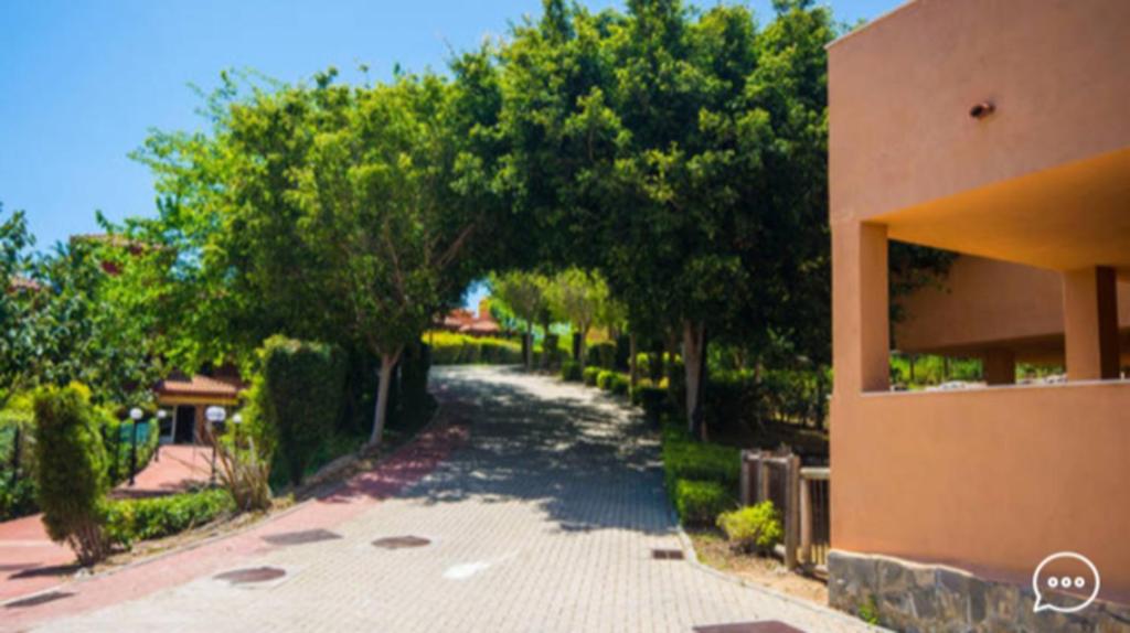 Vonkajšia záhrada v ubytovaní Spacious Apartment in Marbella, Pool