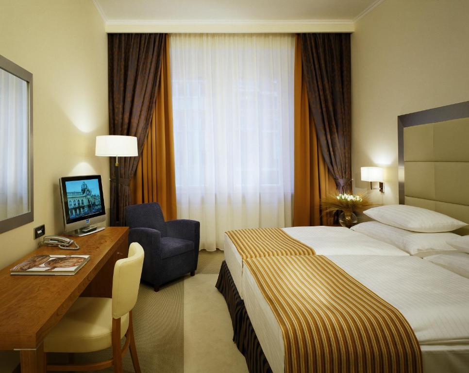 En eller flere senger på et rom på Design Merrion Hotel