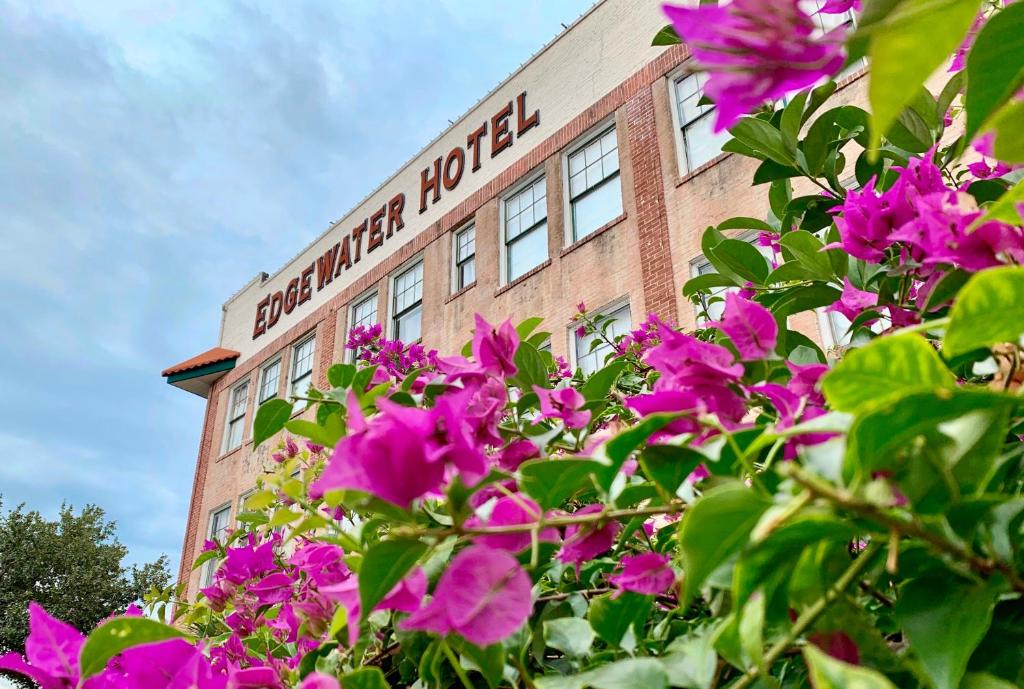 un edificio de escuela con flores rosas delante de él en The Edgewater Hotel en Orlando