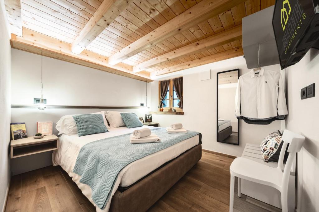 um quarto com uma cama grande num quarto em Aosta Centre Apartments - Martinet 17 em Aosta