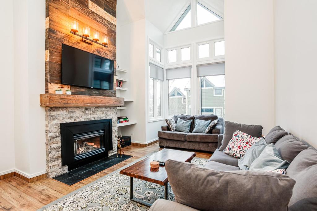 ブルー・マウンテンズにある211 Chateau Ridgeの暖炉とテレビのあるリビングルーム