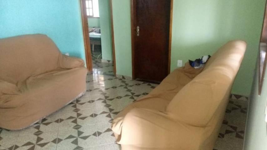 a living room with a couch in a room at Casa para temporada in Tamoios