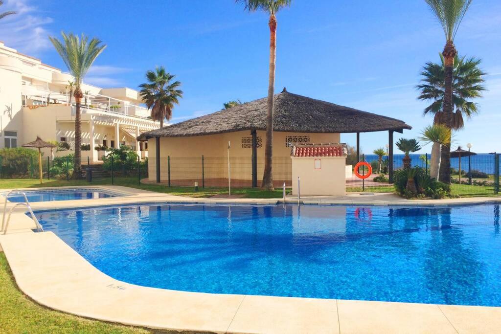 Bazén v ubytovaní PENTHOUSE BERMUDA BEACH 2 alebo v jeho blízkosti