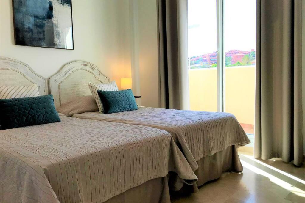 Posteľ alebo postele v izbe v ubytovaní PENTHOUSE BERMUDA BEACH 2