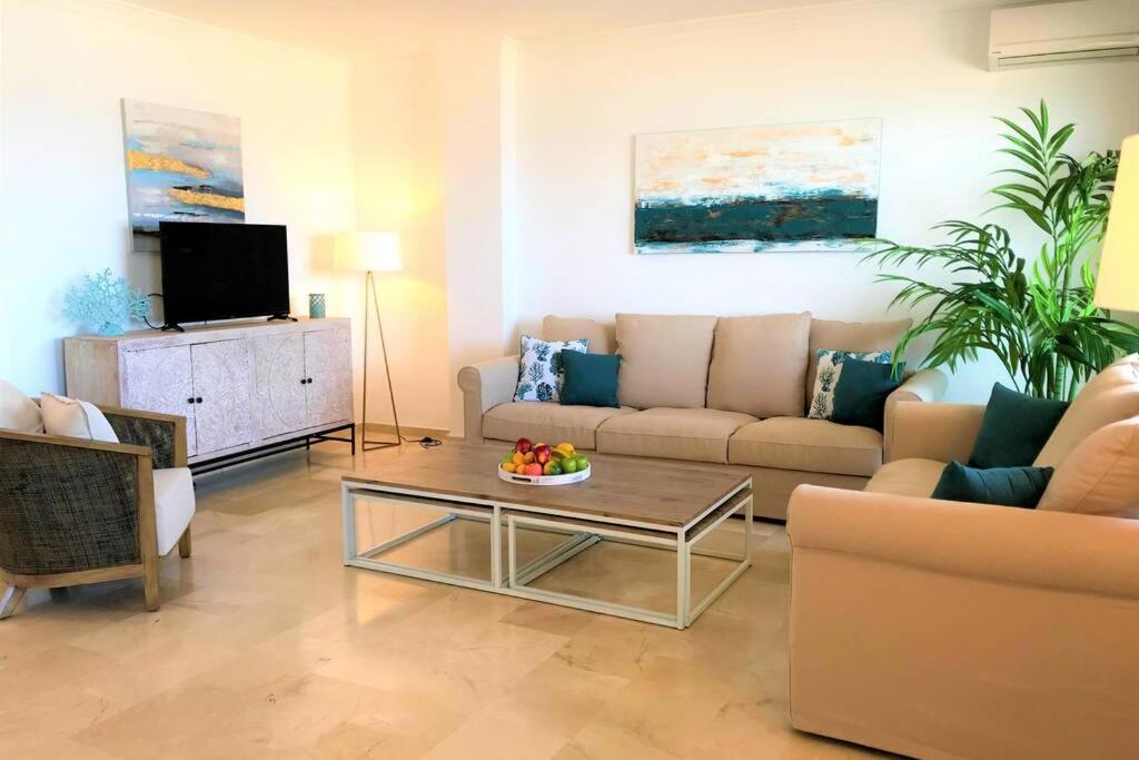 Televízia a/alebo spoločenská miestnosť v ubytovaní PENTHOUSE BERMUDA BEACH 2