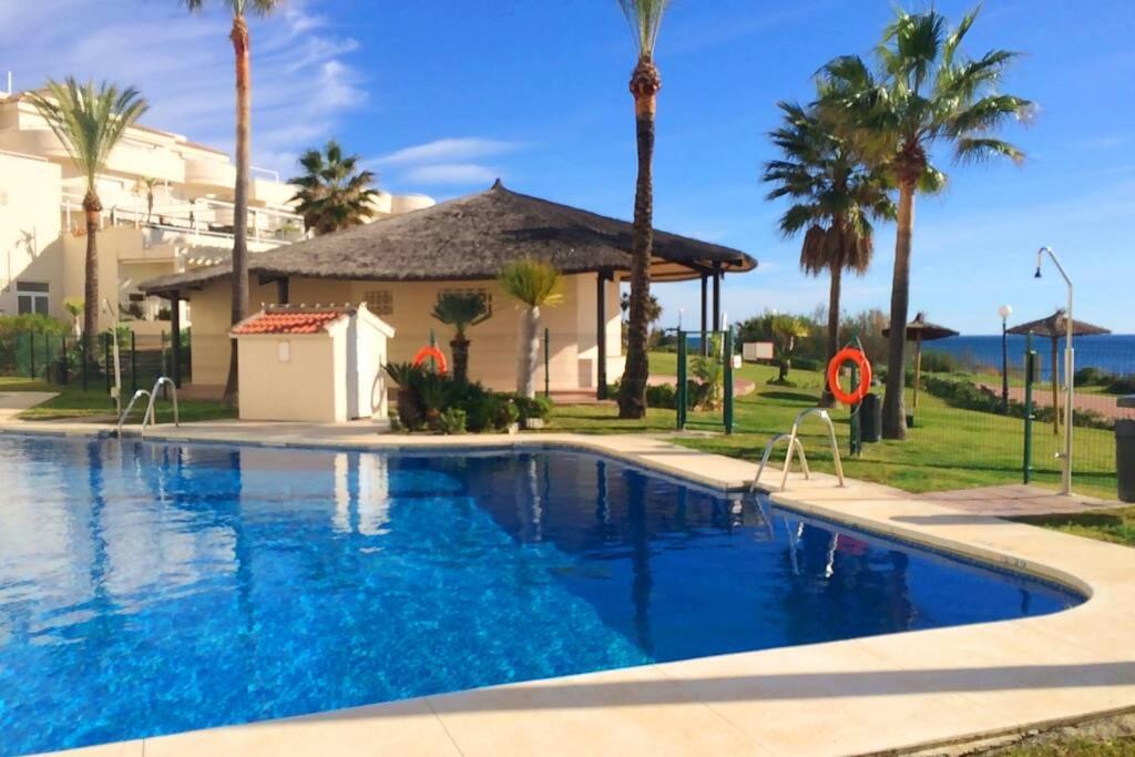 Bazén v ubytovaní PENTHOUSE BERMUDA BEACH 2 alebo v jeho blízkosti
