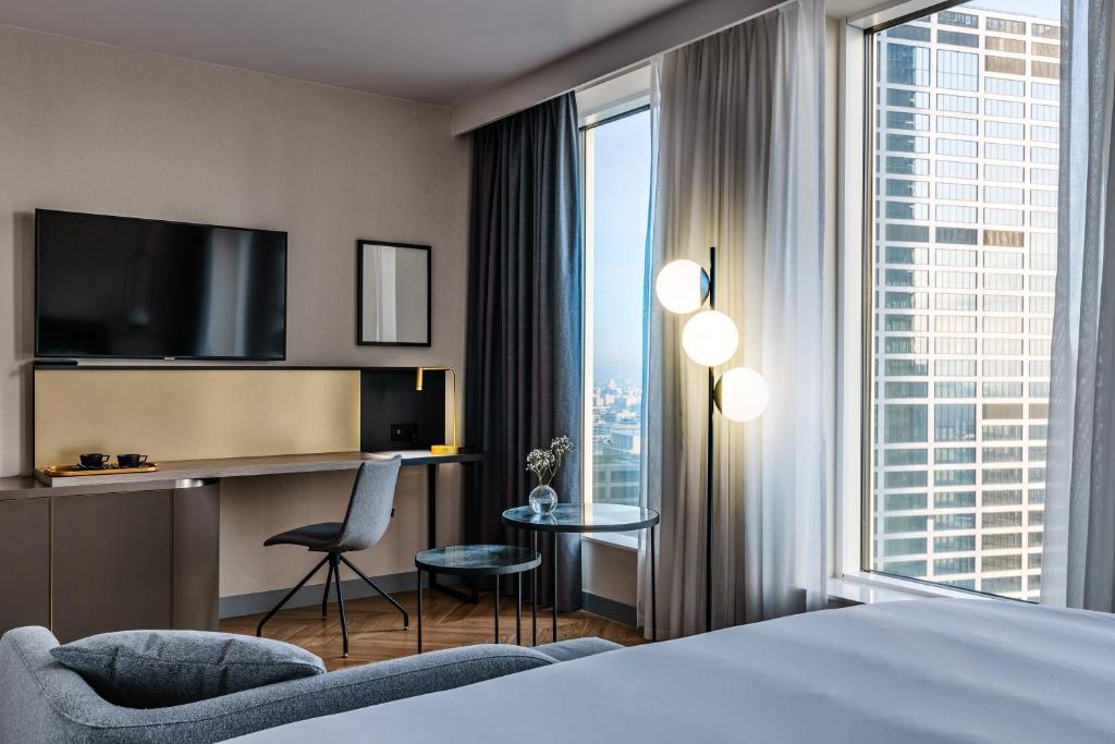Crowne Plaza - Warsaw - The HUB by IHGにあるテレビまたはエンターテインメントセンター