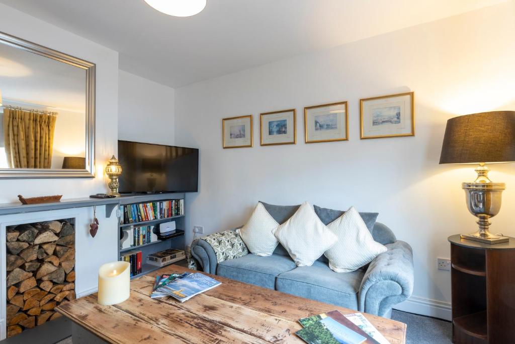 TV a/nebo společenská místnost v ubytování Cozy Nook Cottage - Sleeps 4 Garden & Parking