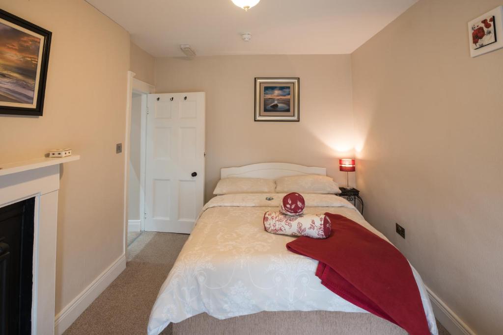 Postel nebo postele na pokoji v ubytování Charming 2-Bed Apartment in Donegal Town Centre