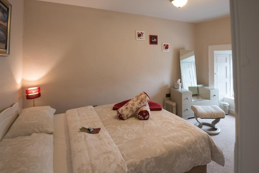 Postel nebo postele na pokoji v ubytování Charming 2-Bed Apartment in Donegal Town Centre