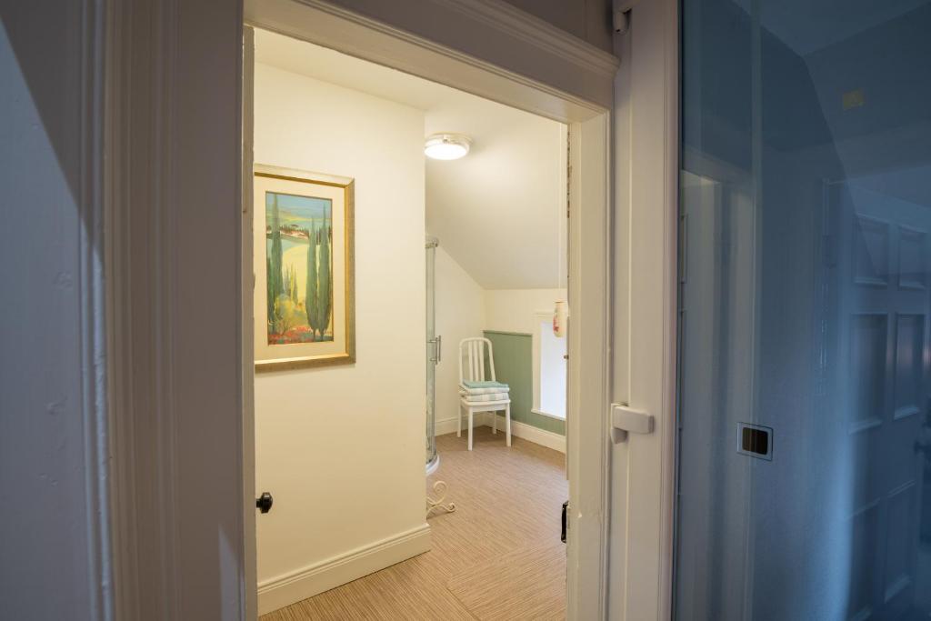 Postel nebo postele na pokoji v ubytování Charming 2-Bed Apartment in Donegal Town Centre