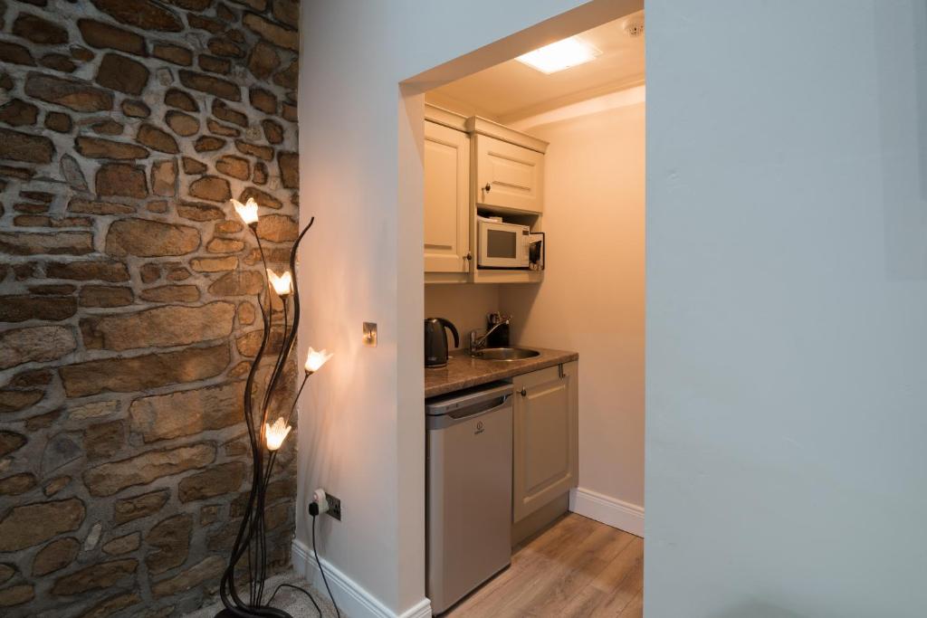 Kuchyň nebo kuchyňský kout v ubytování Charming 2-Bed Apartment in Donegal Town Centre