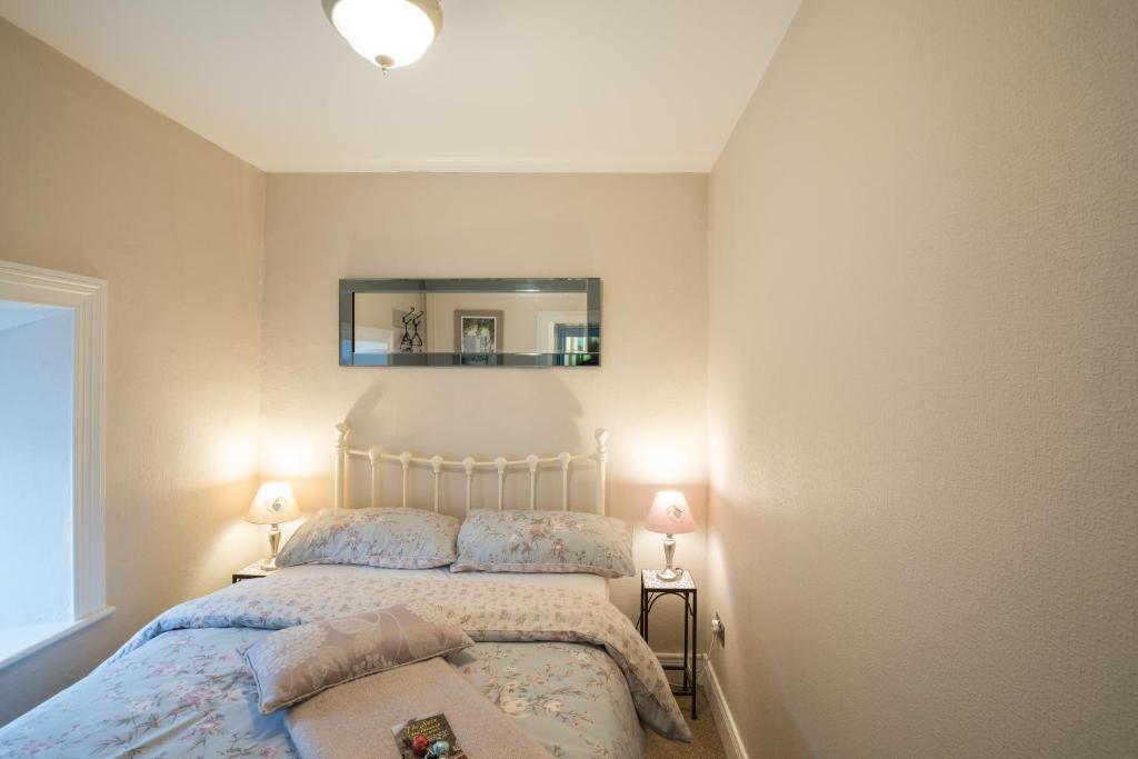 Postel nebo postele na pokoji v ubytování Charming 2-Bed Apartment in Donegal Town Centre