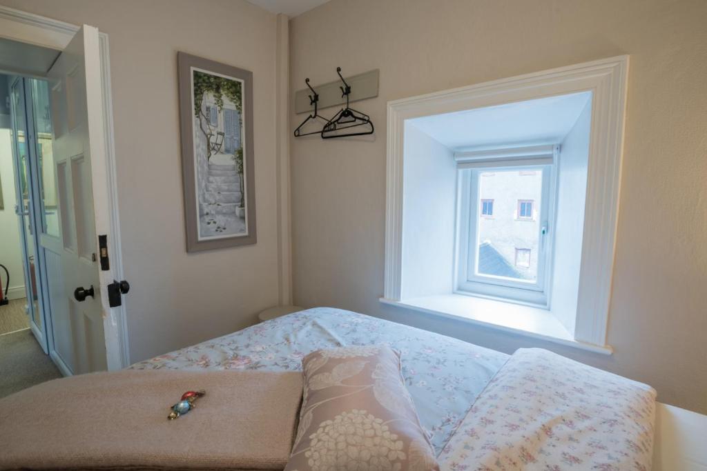 Postel nebo postele na pokoji v ubytování Charming 2-Bed Apartment in Donegal Town Centre