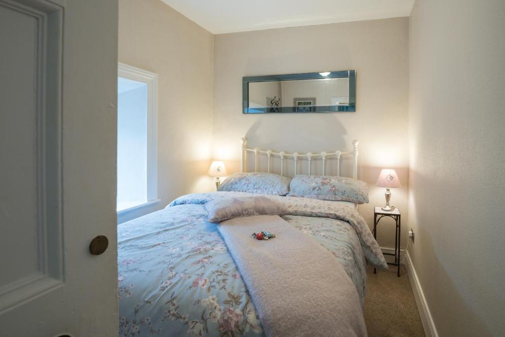 Postel nebo postele na pokoji v ubytování Charming 2-Bed Apartment in Donegal Town Centre