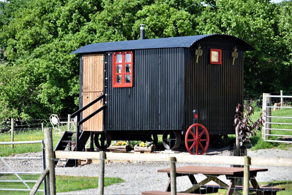 Gallery image of Meadow Shepherds hut in Nantmel