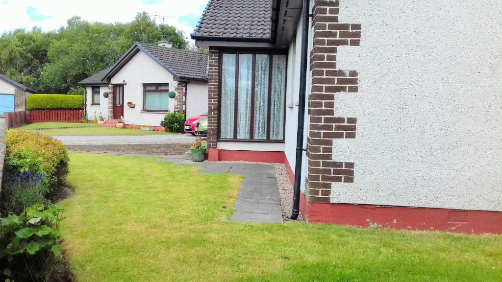2 Bed home with private garden in the Highlands