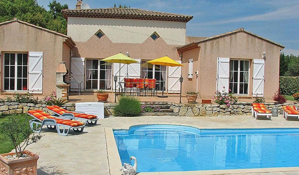 una casa con una piscina con sillas y una casa en La Mastineria - private pool en Emponse