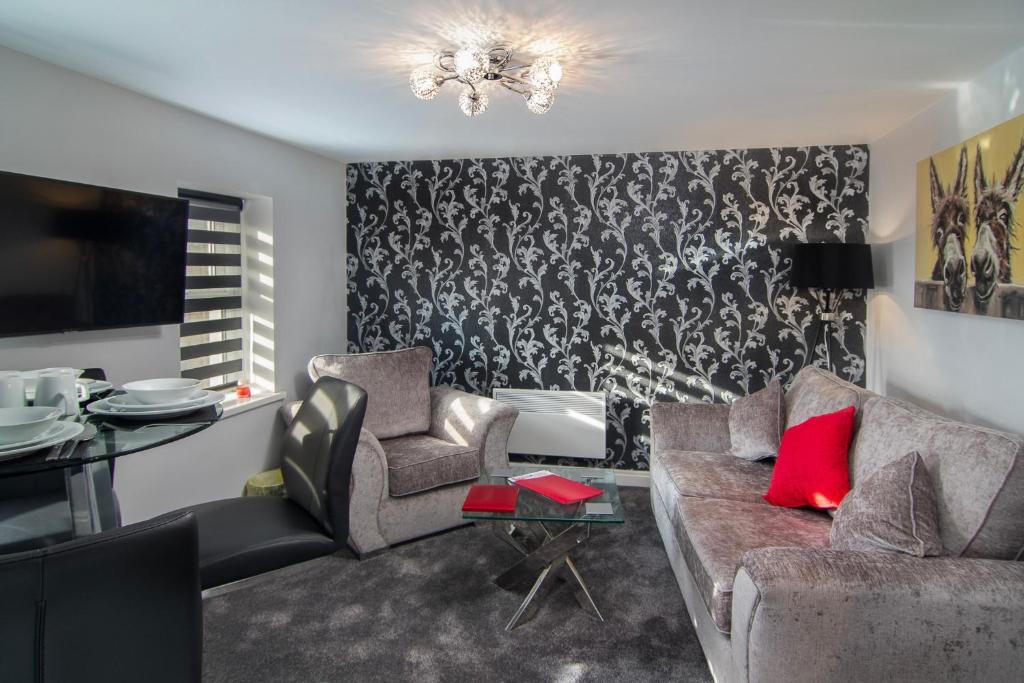 sala de estar con sofá, sillas y mesa en New Luxury Seaview Apt3 Free Parking Special Deal, en Blackpool