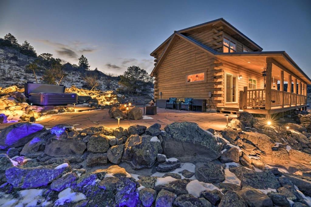 Peaceful Cabin with Panoramic Mtn Views and Hot Tub!, Del Norte – Updated  2023 Prices